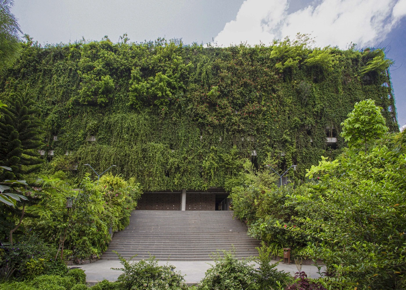 Blurring the Line Between Public Spaces and Nature: The Commercial Podium Located in Shanghai