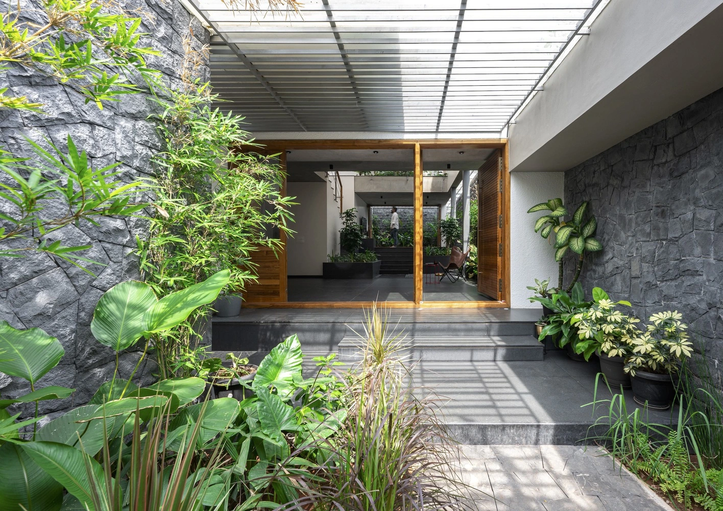 Interspersed Garden House: Recreating the Spirit of an Old Town in a Modern Home